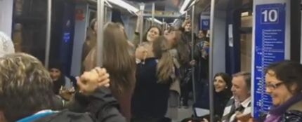  Un vagón del metro de Madrid se desata al ritmo de 'La bicicleta'