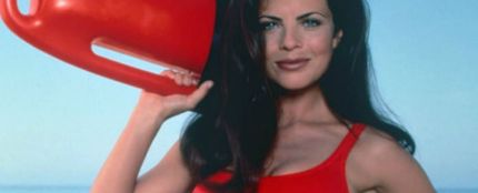 Yasmine Bleeth, Caroline Holden en Los Vigilantes de la Playa