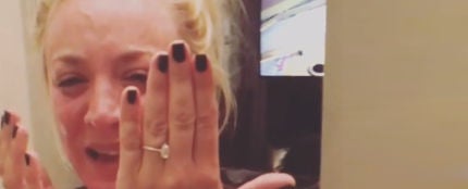 Kaley Cuoco, muy emocionada durante su pedida de mano