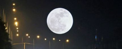 Vista de la "Superluna" en Naypyitaw, Birmania