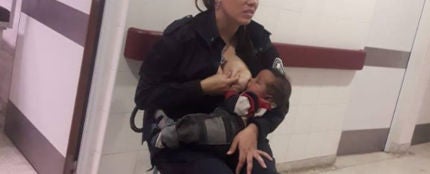 Imagen de una policía amamantando a un bebé