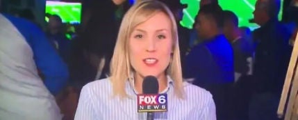 Una mujer besa a Ashley Sears mientras hacia un directo