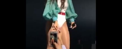 Rosalía durante su concierto en París