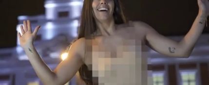 Cristina Pedroche se desnuda en plena Puerta del Sol antes de dar las Campanadas