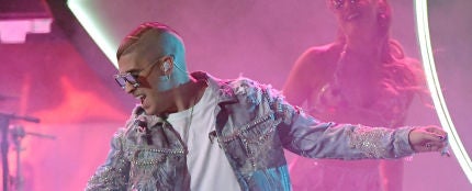 Bad Bunny durante su actuación en los Latin Grammy 2019