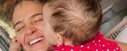 Laura Escanes con su hija Roma