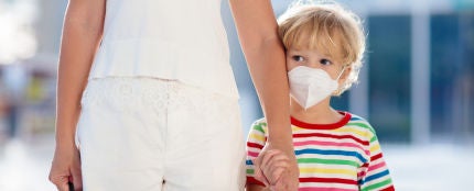 Niño con mascarilla
