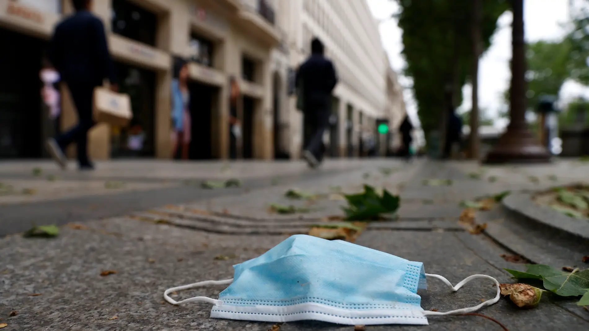 Una mascarilla tirada en el suelo de la calle Una mascarilla tirada en el suelo de la calle