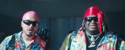 J Balvin y Sech en el videoclip de 'La Luz'