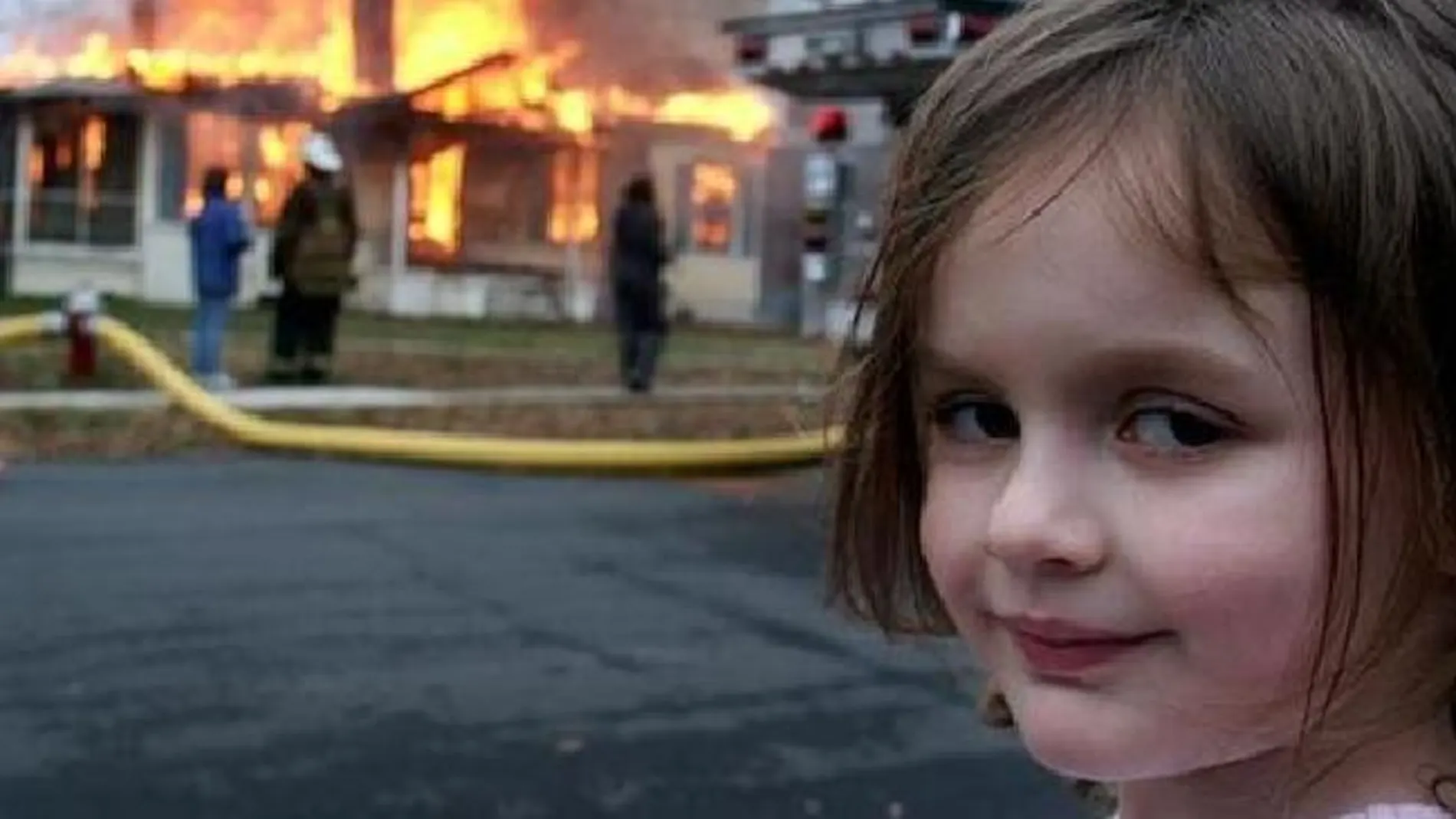 Meme de 'la niña desastre' Meme de 'la niña desastre'