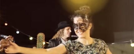 Sara Donés, la hija de Pau Donés protagonista del videoclip de 'Eso que tú me das'