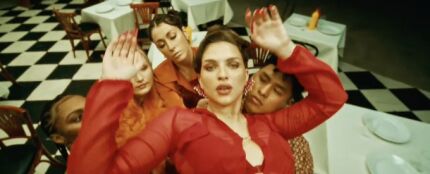 Josh Huerta, bailarín de Chanel, repite en Eurovisión junto a Mae Muller, representante de Reino Unido 