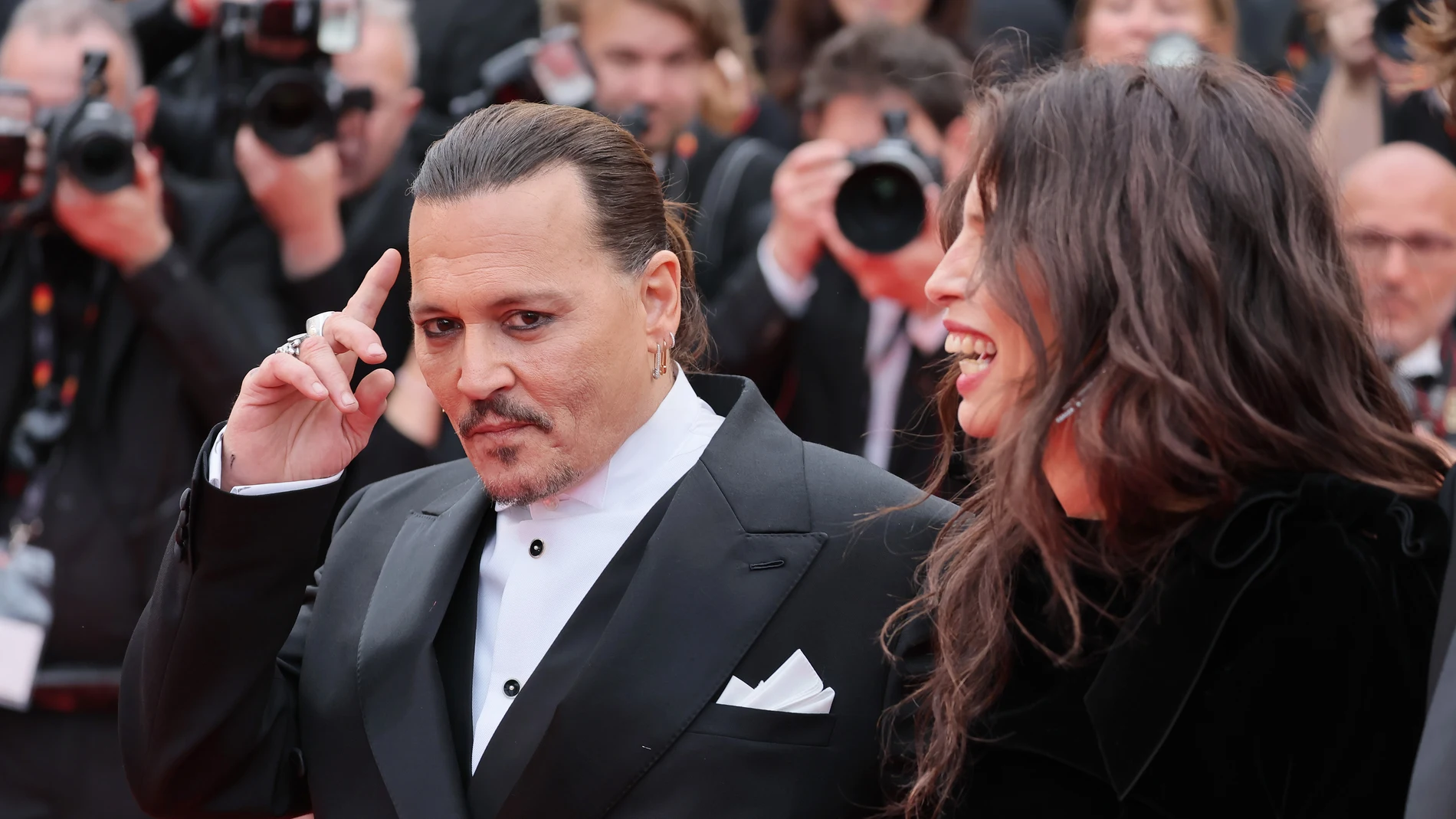 Cannes recibe a Jonnhy Depp y Maïwenn con una ovación de siete minutos. Cannes recibe a Jonnhy Depp y Maïwenn con una ovación de siete minutos.