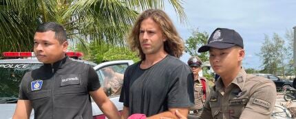 El chef español Daniel Jerónimo Sancho, hijo del actor Rodolfo Sancho, escoltado por la policía tailandesa en el puerto de la isla Koh Samui, en Tailandia. 