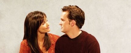 Courteney Cox y Matthew Perry, durante el rodaje de la serie de televisión 'Friends', en 2001.
