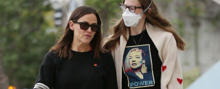 La hija de Ben Affleck confiesa su enfermedad y por qué siempre lleva mascarilla