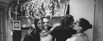 El beso viral de Hiba Abouk y Antonio Revilla con el que confirman su relación