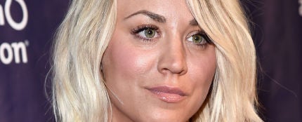 Kaley Cuoco en una gala benéfica para el Alzheimer
