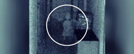 Frame 54.091819 de: Un concejal asegura haber captado la imagen de una niña fantasma con su móvil en el ayuntamiento