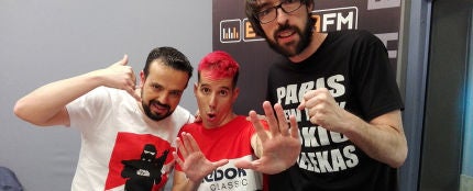 Skone visita Europlay, con Quique Peinado y Kiko Béjar