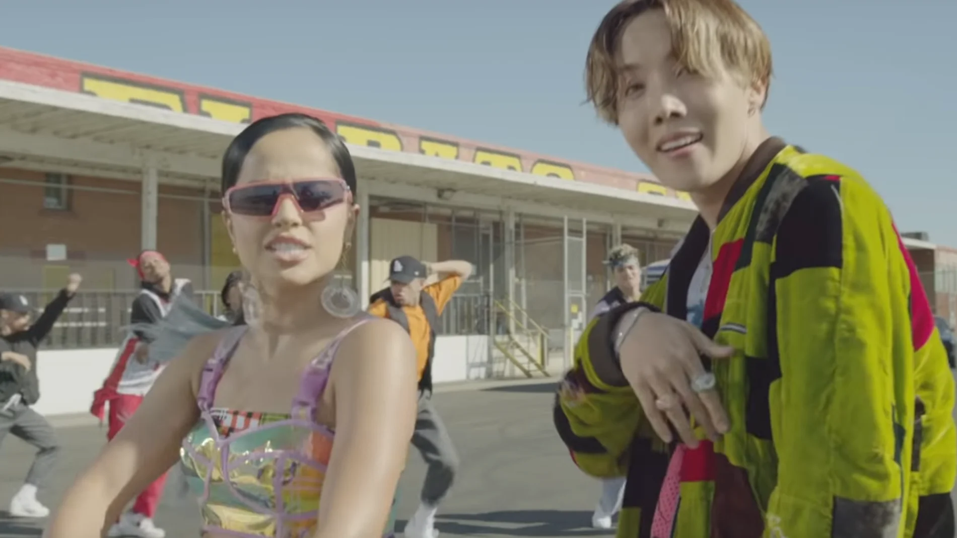 Becky G y j-hope de BTS en el videoclip de 'Chicken Noodle Soup' Becky G y j-hope de BTS en el videoclip de 'Chicken Noodle Soup'