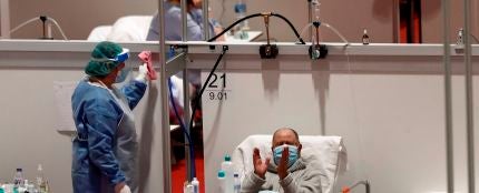Un paciente del hospital provisional de Ifema aplaude la lectura del Quijote