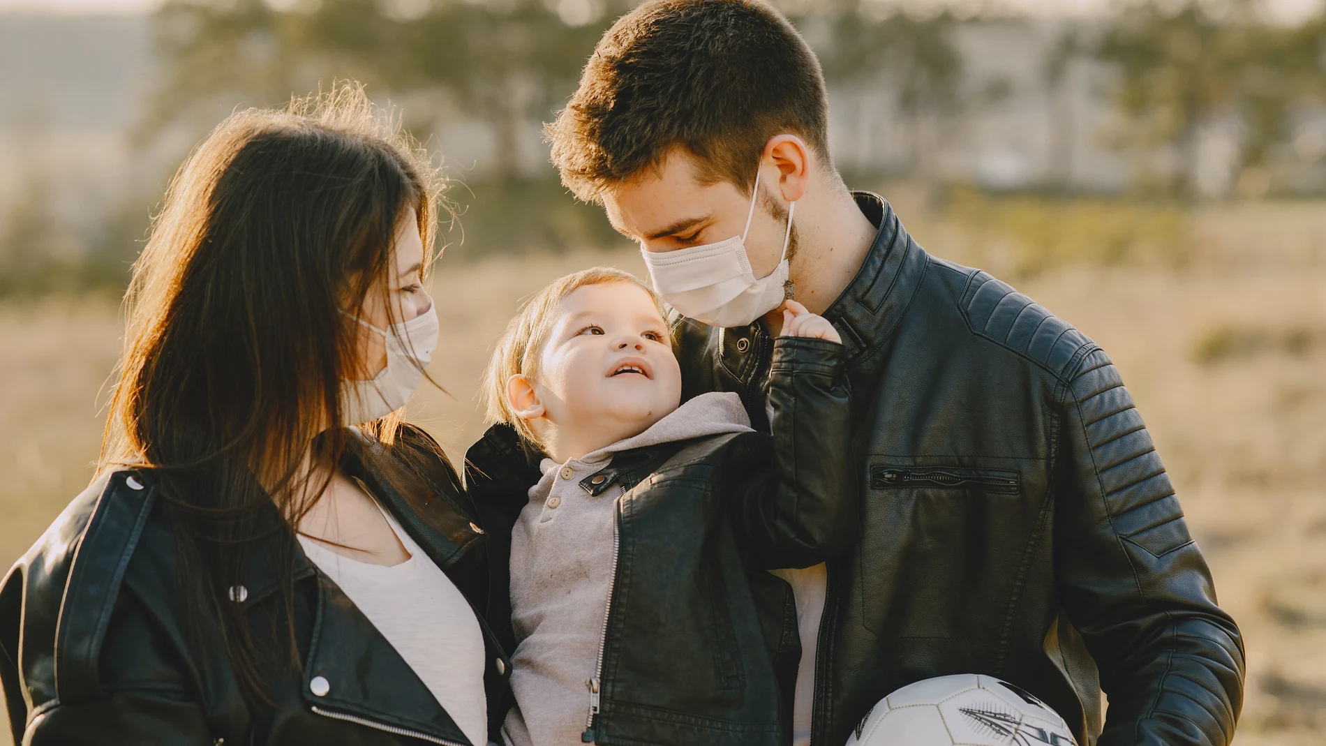 Una familia con mascarillas Una familia con mascarillas