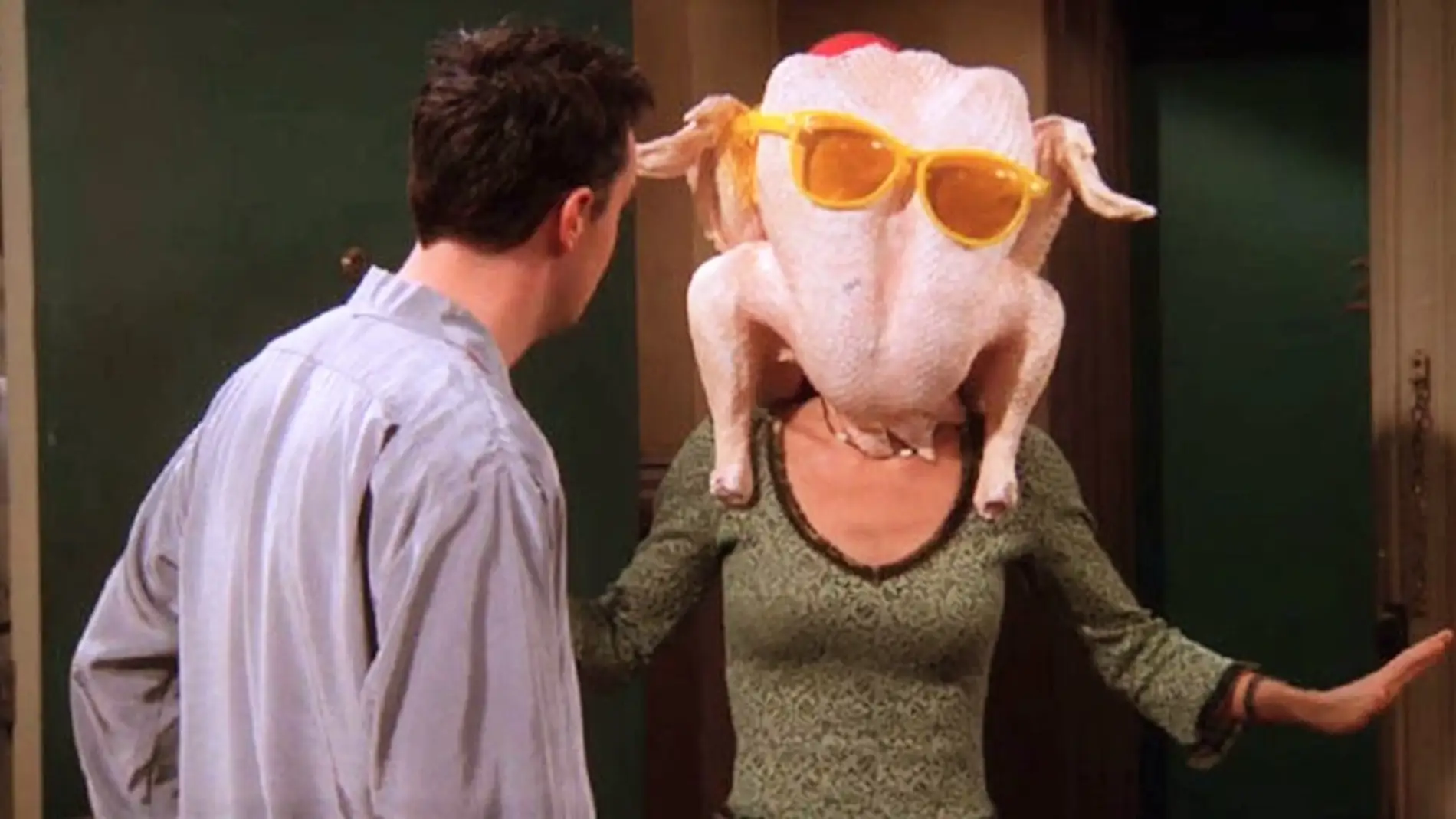 Courteney Cox en la famosa escena de Monica con el pavo en la cabeza en 'Friends' Courteney Cox en la famosa escena de Monica con el pavo en la cabeza en 'Friends'