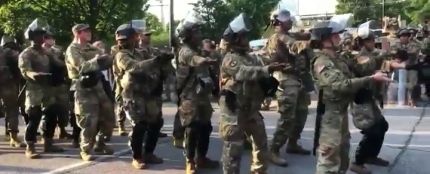 La Guardia Nacional baila la 'Macarena' antes del toque de queda en Atlanta por las protestas contra la muerte de George Floyd