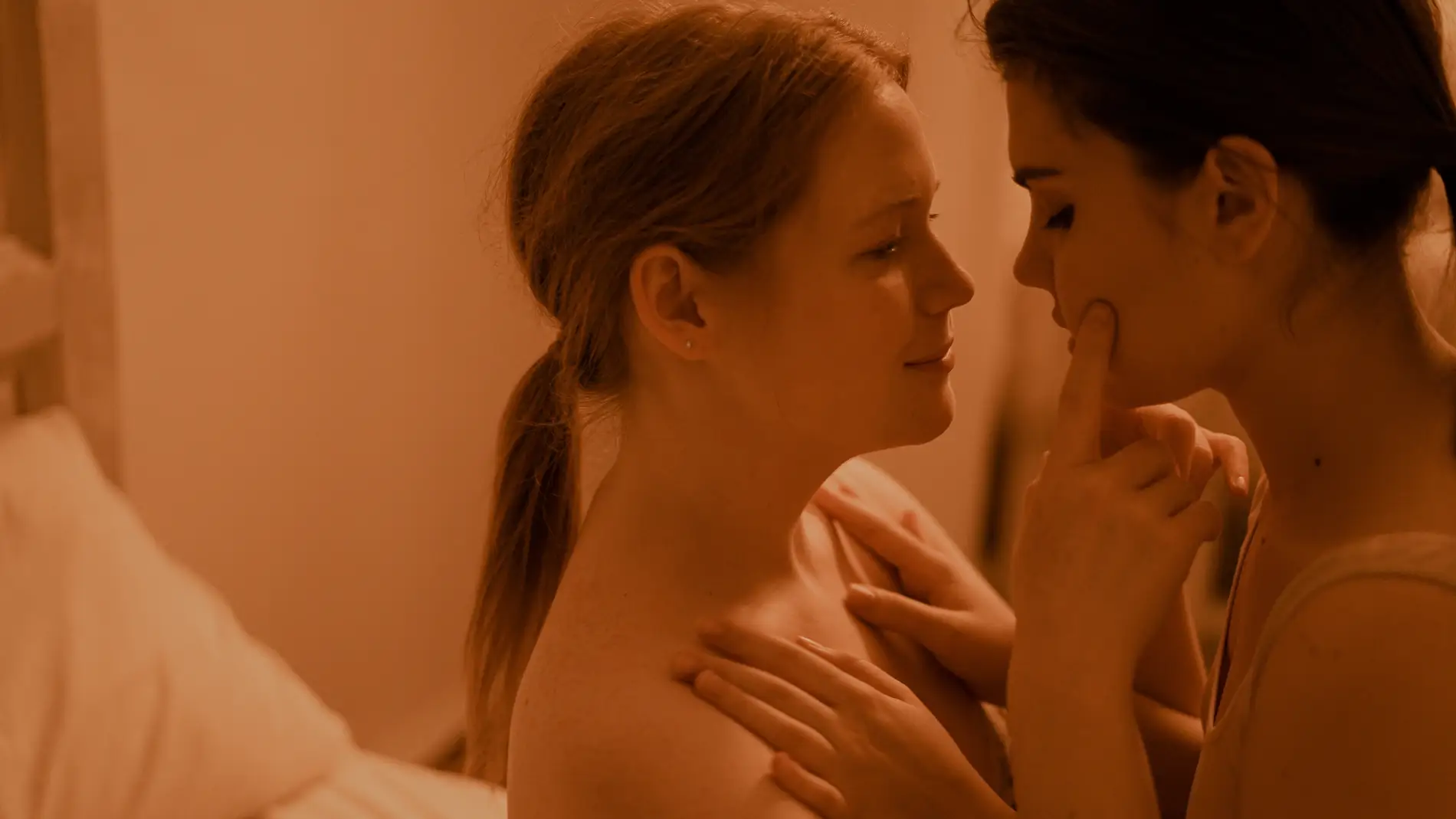 Una pareja de chicas en la cama Una pareja de chicas en la cama