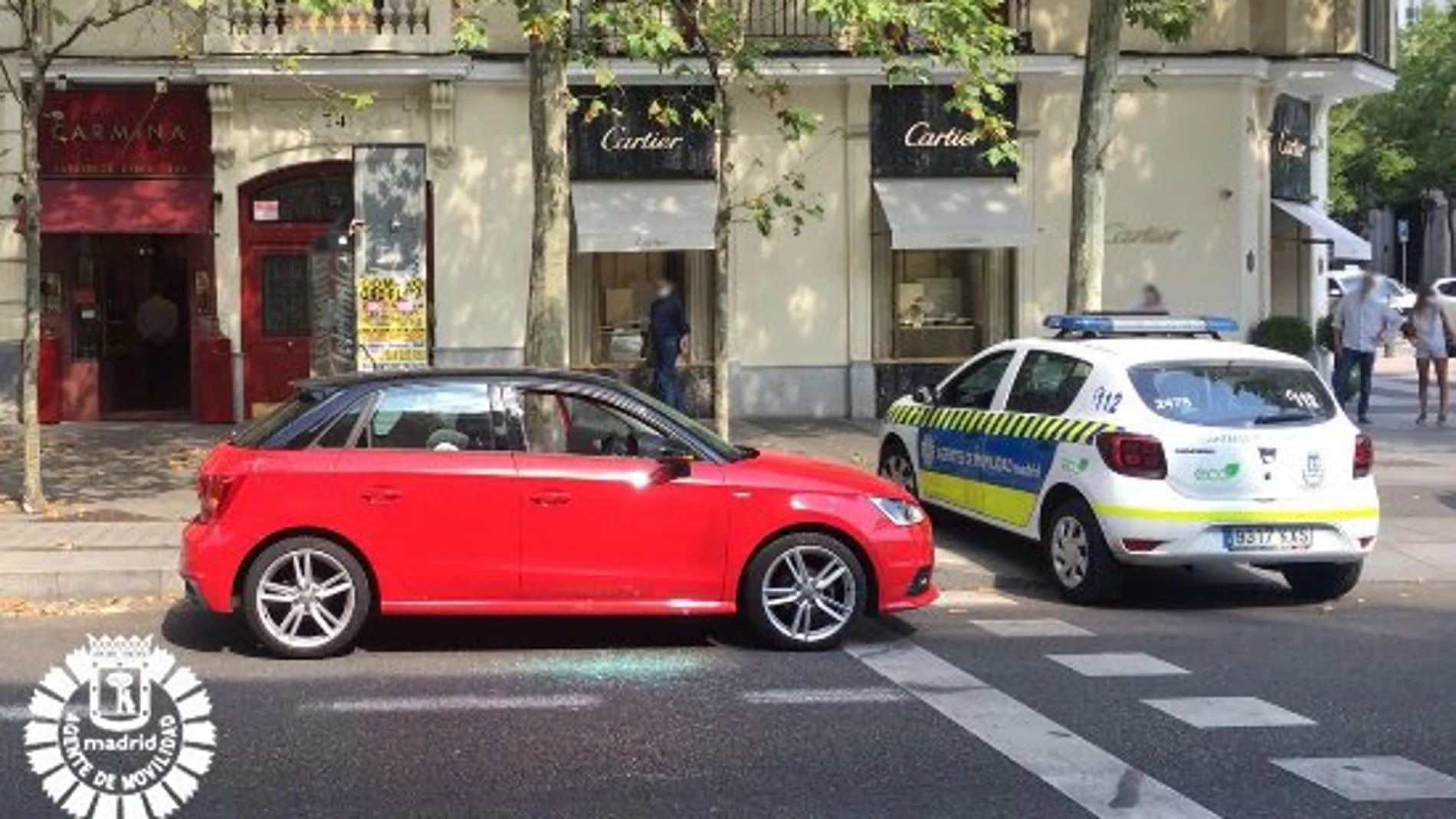 Dejan a un bebé a pleno sol en un coche Dejan a un bebé a pleno sol en un coche