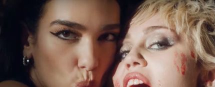 Dua Lipa y Miley Cyrus en el videoclip de 'Prisoner'
