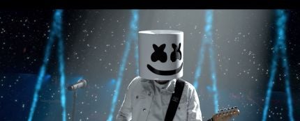 Marshmello, durante su actuación junto a Selena Gomez y Khalid en la final de la Champions League