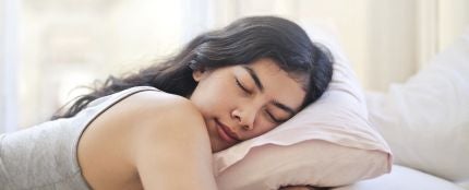¿Con o sin pijama? El debate sobre cómo dormir en noches de calor