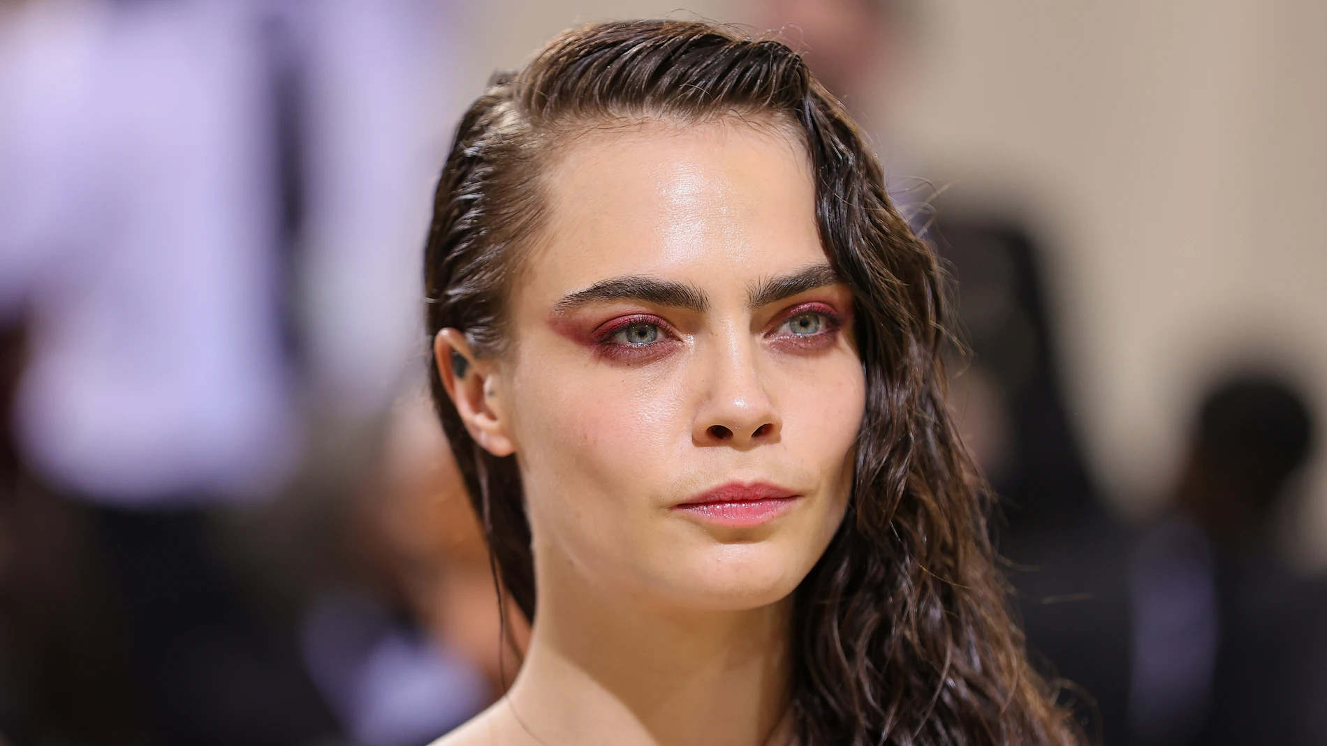 ¿Qué le pasa a Cara Delevingne? Los vídeos de su errático comportamiento en los Premios Billboard ¿Qué le pasa a Cara Delevingne? Los vídeos de su errático comportamiento en los Premios Billboard