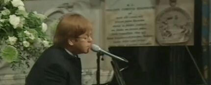 Elton John canta 'Candle in the wind' en el funeral de Lady Di.