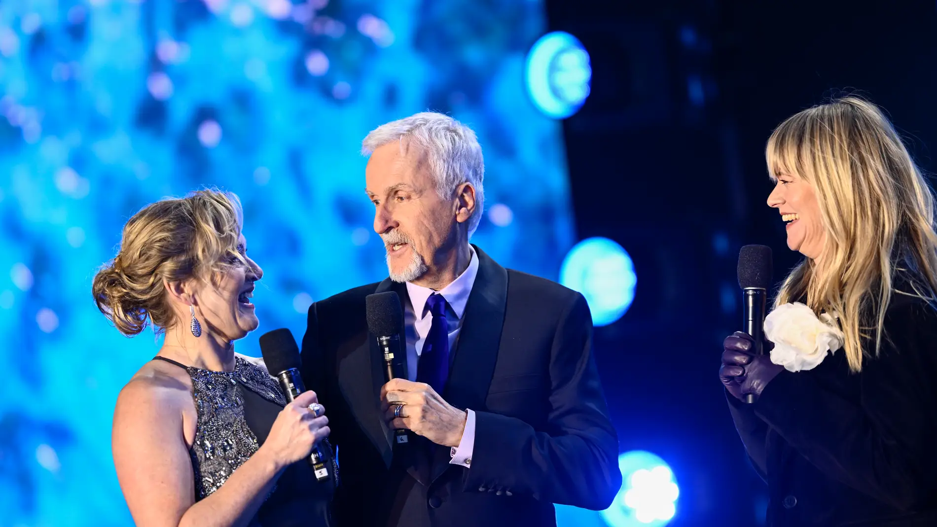 Kate Winslet y James Cameron en la premiere de 'Avatar: El Sentido del Agua' Kate Winslet y James Cameron en la premiere de 'Avatar: El Sentido del Agua'