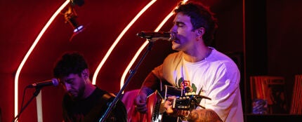 Álvaro de Luna canta 'En tu costado' en el Local de Ensayo Europa FM.